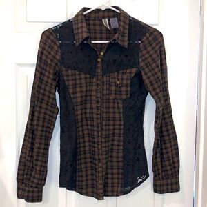 Buckle BKE long sleeve button down. Brown and black plaid. Black lace detail.